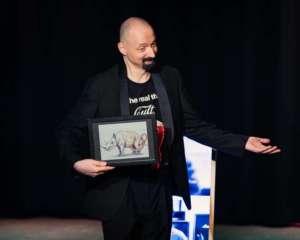 Taikuri sarvikuonokehyksen kanssa